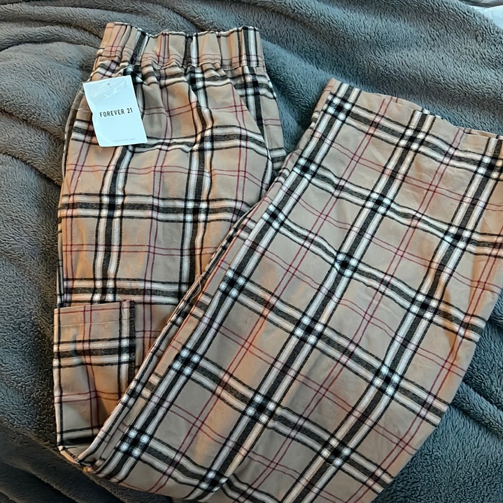 Forever 21 pants with a REMOVABLE chain. BRAND NEW. Size M